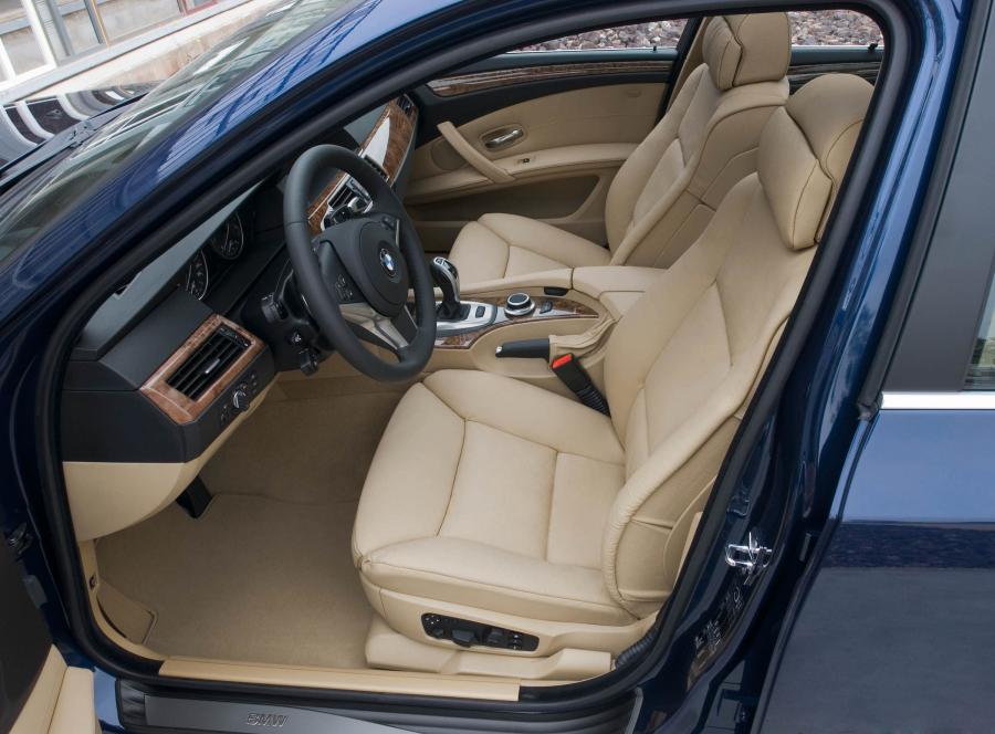  BMW 5-Series Touring 2007 года  (фото 7 из 22)